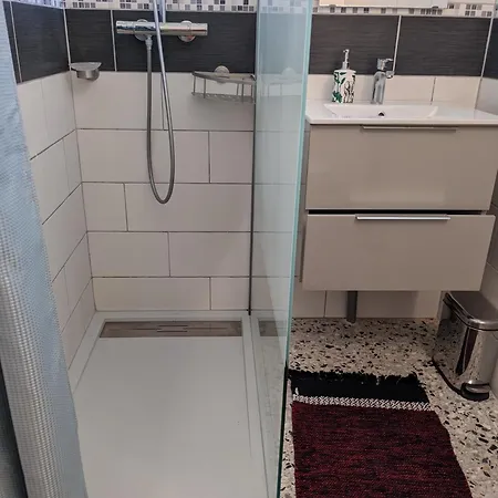Plain Pied Climatise, 100 M De Apartment